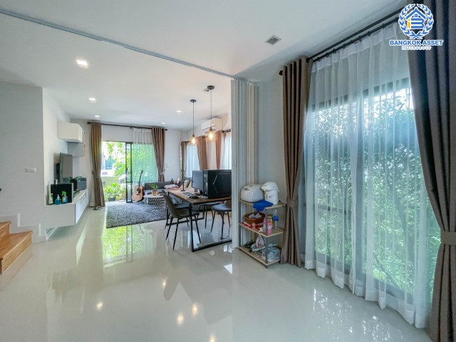 *****บ้านแฝดมือสองย่านปทุมธานี ม.เวนิว ติวานนท์-รังสิต เนื้อที่มากถึงเกือบ 39 ตร.ว. ฟังก์ชัน 3 ห้องนอน 3 ห้องน้ำ 2 ที่จอดรถ บ้านราคาดีสุดในโครงการ สภาพใหม่แทบไม่เคยอยู่ มาพร้อมของแถมเพียบ!! บนทำเลดี ใกล้รถไฟฟ้าสายสีแดง "สถานีรังสิต", ทางด่วน "ศรีสมาน" และ "ศรีรัช"